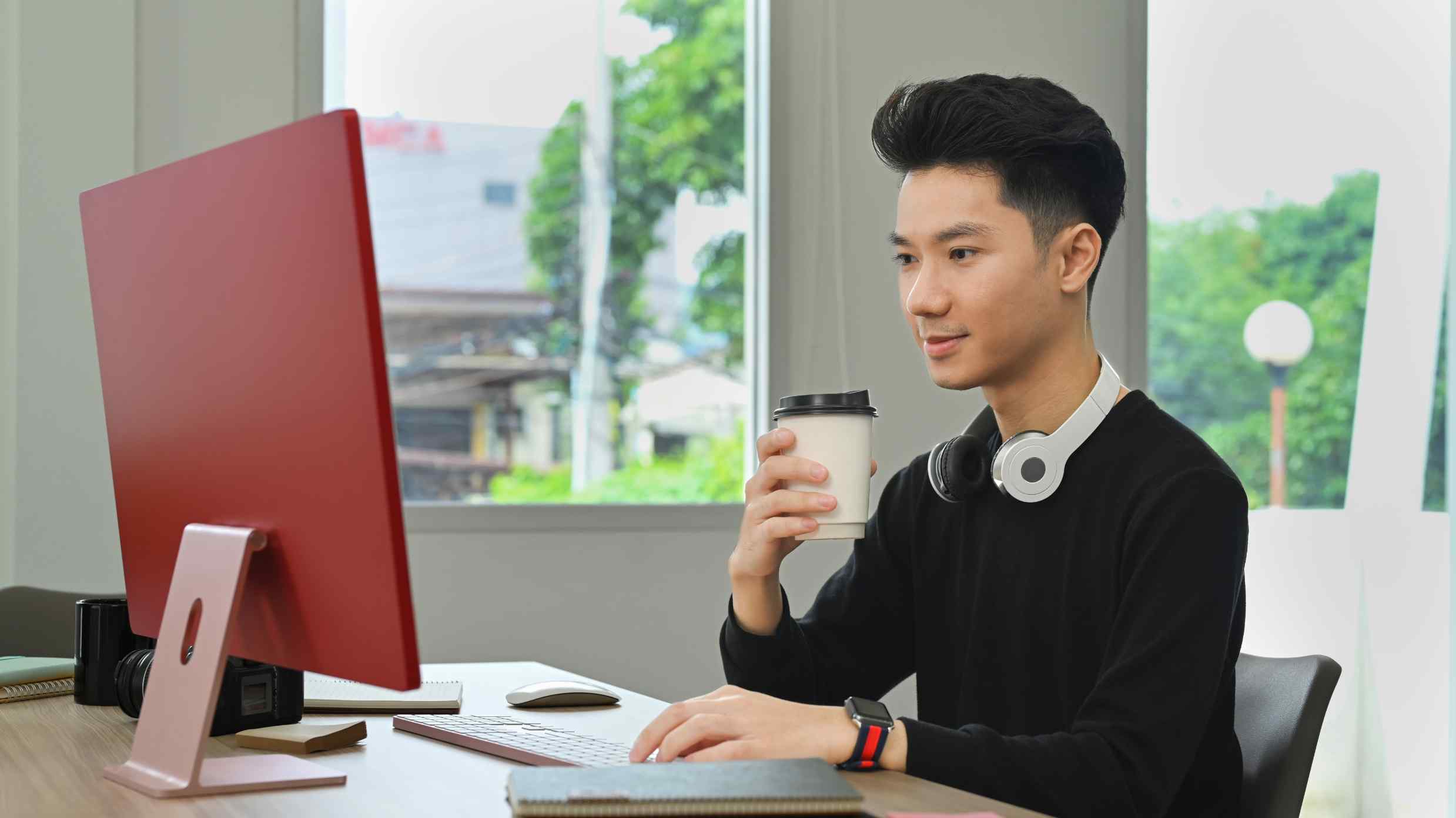 Professional Creative Man Drinking Coffee And Work 45DH35Y